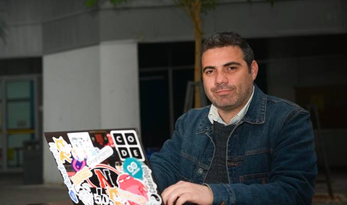 Jesús Moreno León working on his laptop during EU Code week - trabajando en su portátil durante EU Code Week