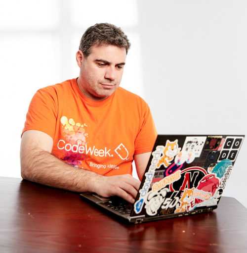 Jesús Moreno León working on his laptop during EU Code week - trabajando en su portátil durante EU Code Week